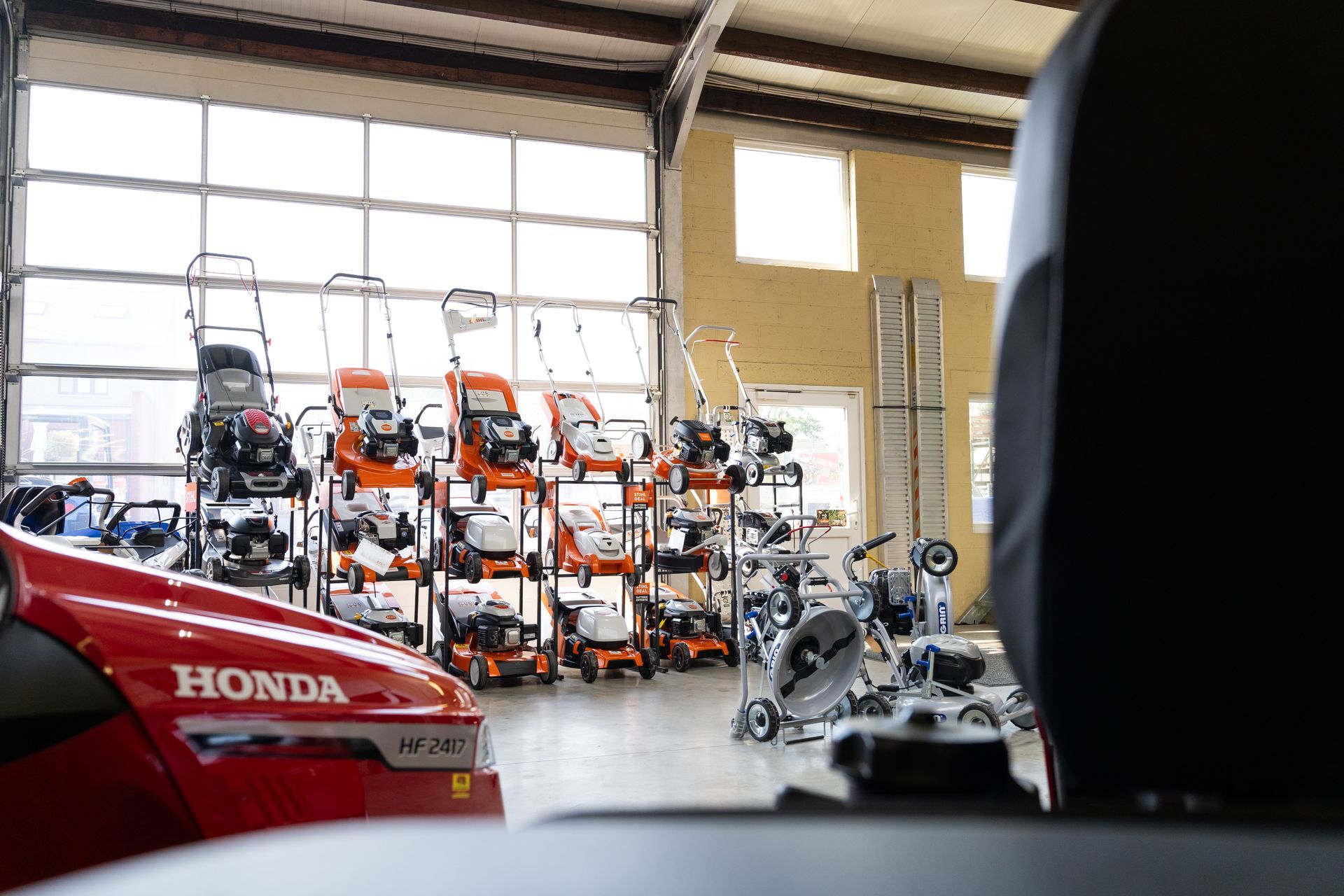 Machines de jardin exposées dans le magasin AMR Greentech